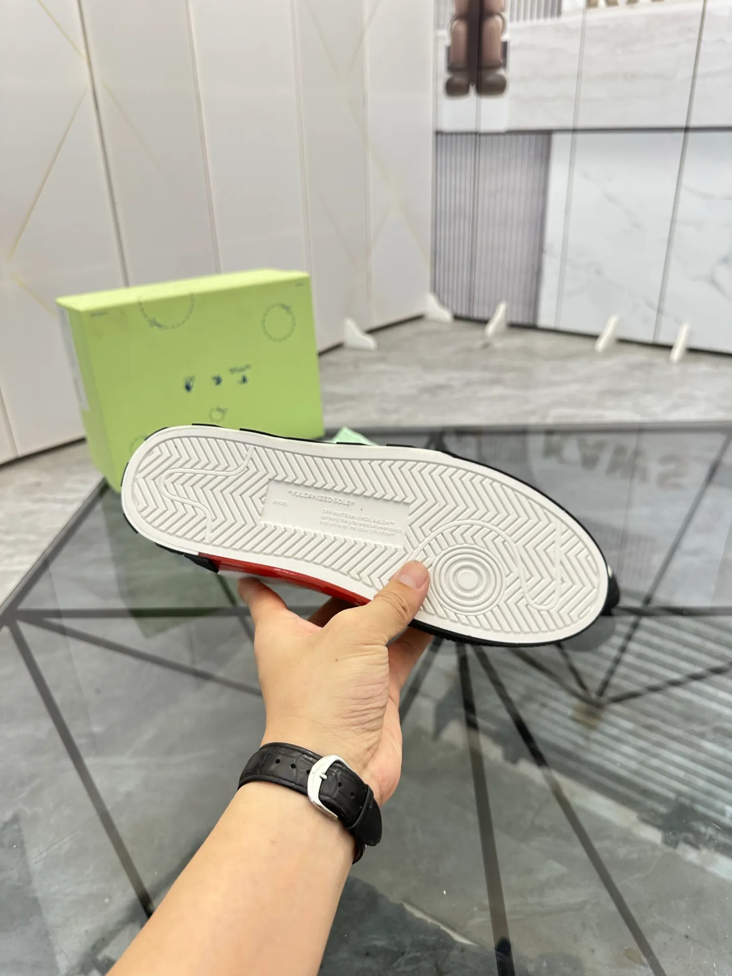 Selling men's shoes 💰: 💰P440¥ Product trademark: OFF WHITE *"OFF WHITE*" low-top casual shoes Regular size: 35-45 (can be customized to 46) Couple style Product materials: original material from the upper counter, breathable lining, original outsole. No.: H203